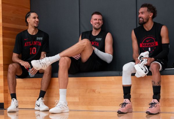 Zakarijs Risašē, Kristaps Porziņģis, Trejs Jangs. Foto: Atlanta Hawks