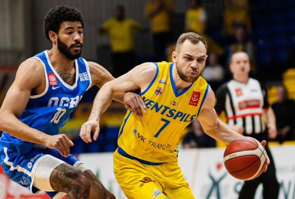 Džastins Ndžoks-Tadžors un Renārs Birkāns. Foto: Dāvis Lejasmeiers, BK Ventspils